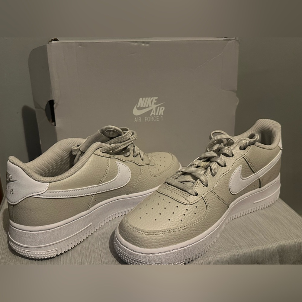 NIKE AIR FORCE 1, (GS) SIZE YOUTH 7 SHOE LIGHT BONE/WHITE AUTHENTIC.